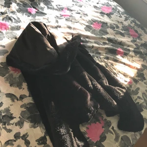 Pälsjacka , - Säljer min jätte fina päls jacka i fejk päls ,den är i välldigt bra kvalite och i storleken S(buda i kommentarerna )skriv privat för fler bilder