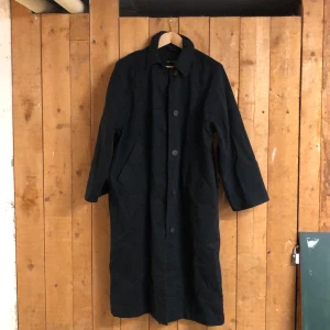 Rock Monki - Svart oversized rock i canvastyg från Monki. Använd fåtal gånger. Möts i Stockholm eller skickar mot frakt 