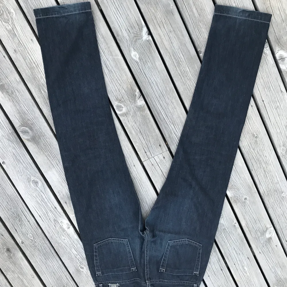 Äkta hugoboss jeans som jag ej använder längre. Lågt pris för att jag vill bli av med dom. Använder ej tillräckligt. Super fräsha. Jeans & Byxor.