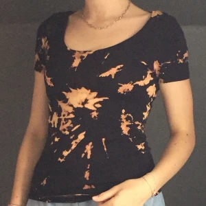 Svart tiedye t-shirt - En svart egen gjord tiedye tröja från HM. 