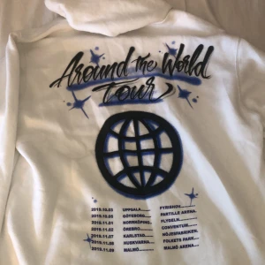 hov1 merch - säljer min hov1 merch som jag köpte efter en konsert hösten 2019. Storlek M men passar även S. Använd få gånger. köpte för 600 säljer för 400+frkat (88kr) eller högsta bud💓