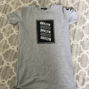 Tröja / kort klänning -  Här har vi typ en lång tröja eller en väldigt kort klänning jag vet inte riktigt var det där någonting av det i alla fall men den är i storlek S från Bikbok