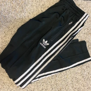 Adidas pants storlek small  - Skön, stilren och enkel byxa från adidas. Bra skick 