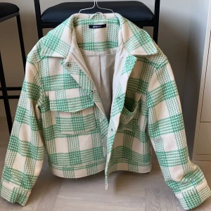 Jacka från ginatricot - Frakt tillkommer 63kr. 350kr ligger som bud, jackan postas till högsta bud på söndag