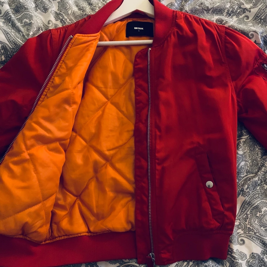 Röd bomberjacka  - 90