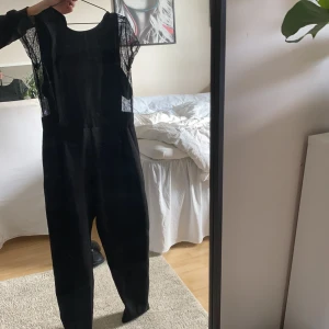 Svart byxdress - En byxdress/ jumpsuit från Zara, lappen är borttagen men tror storleken är S. Den är använd några få gånger bara. Köparen står för frakten.