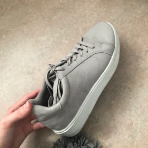 Sammets skor  - Säljer dessa skor i storlek 39 för 65kr + frakt 🤍 Kommer göra rent dom ordentligt vid de vita området om någon köper dom🤍