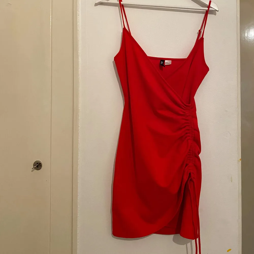Romantisk/sexig kortklänning från H&M Divided. Använd 2 ggr. Sitter tight och följer fin ens kurvor fint! ❤️. Klänningar.