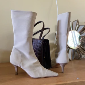 Klackboots 36 - Benvita/beiga italienska sock-boots. Köpta på humana men aldrig använda av mig. Frakt inkluderat i pris.