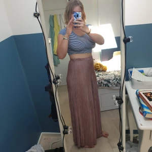 River Island Fest byxor - Flow byxor deluxe från River Island! Supersköna och man flyger fram på festen med dessa som utstyrsel! Highwaist storlek 36, men är stretchiga och skulle nog funka för 38 också. Använda två gånger, men inköpta för 2 år sedan, då för 599 kr. 