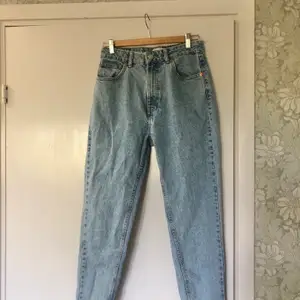 Säljer nu mina trendiga mom jeans från zara, detta är de perfekta plagget i gareroben men tyvvär för små. Står 38 på lappen men är som 34!💓💓 