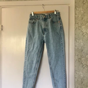 mom jeans - Säljer nu mina trendiga mom jeans från zara, detta är de perfekta plagget i gareroben men tyvvär för små. Står 38 på lappen men är som 34!💓💓 