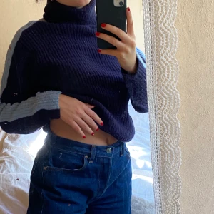 Turtleneck stickadtröja  - Så fin stickad tröja köpt från NA-KD💞 så skön och mysig🥰 den är xs men fungerar utmärkt på mig som är s👍🏻