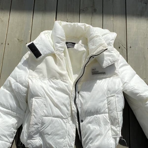 Jacka  - Köptes för 400. Inga fläckar, skador eller liknande. Passar bäst som höstjacka, för kall för vintern 