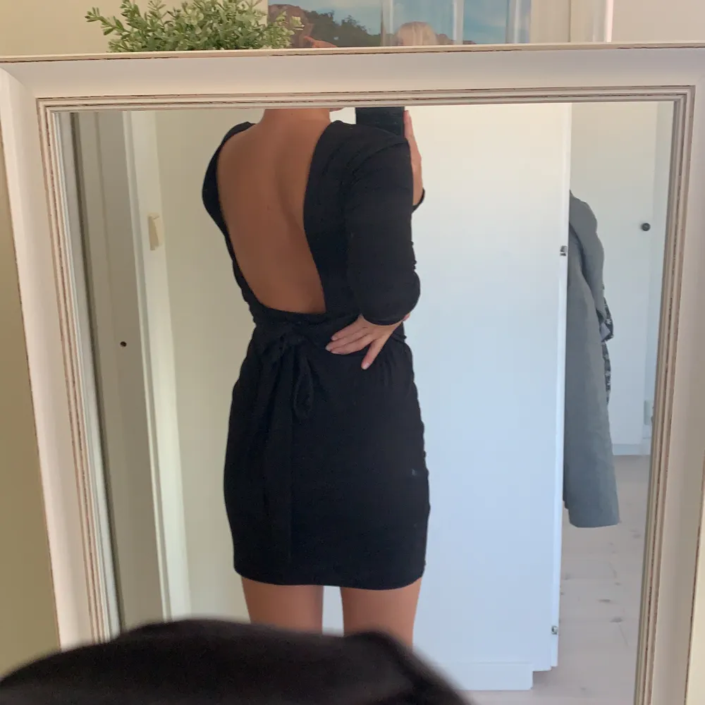 Super fin svart klänning med öppen rygg ifrån ivyrevel i storlek S. Väldigt stretchigt och skönt material, späns med två band i ryggen där man kan knyta hur man vill. Använd 2-3 gånger 🥰🤩köparen står för frakten . Klänningar.