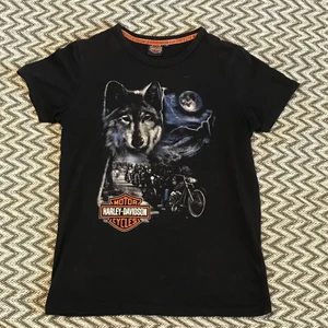 Harley davidson babytee🖤 - SUPER cool Harley Davidson babytee som sitter så fint på kroppen😭🖤 frakt:40