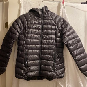 Lättviktsjacka  - Säljer en jätte fin lättviktsjacka som passar perfekt på hösten, säljer den för det kommer inte till användning. Den är änvänd fåtal gånger och är i en mattsvart färg med lite glans. Det är storlek 38 och kommer från Intersports egna märke, köpte den för 700 kr men säljer den för 180 kr nu inkl frakt. Skulle säga att den är lite liten i storleken jag är vanligtvis en s och denna fick jag gå upp i en storlek. Kan absolut skicka fler bilder . Kan även mötas upp i göteborg 