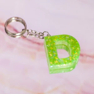 Nyckelring ljusgrön  - Betalning sker innan jag gör nyckelringen. Detta pga tidigare oseriösa köpare. ⚠️ Beställ din egna unika nyckelring med valfri bokstav (A-Z) enligt bild. Dessa görs för hand och varje nyckelring blir därför unik. Leveranstiden är lite längre (ca 3-5 dagar) då de måste härda ordentligt innan de skickas. Självklart får du en bild på din nyckelring när den är färdig! 😊🌺 Fått så många fina kommentarer om min egna nyckelring. 😍 Frakt tillkommer.