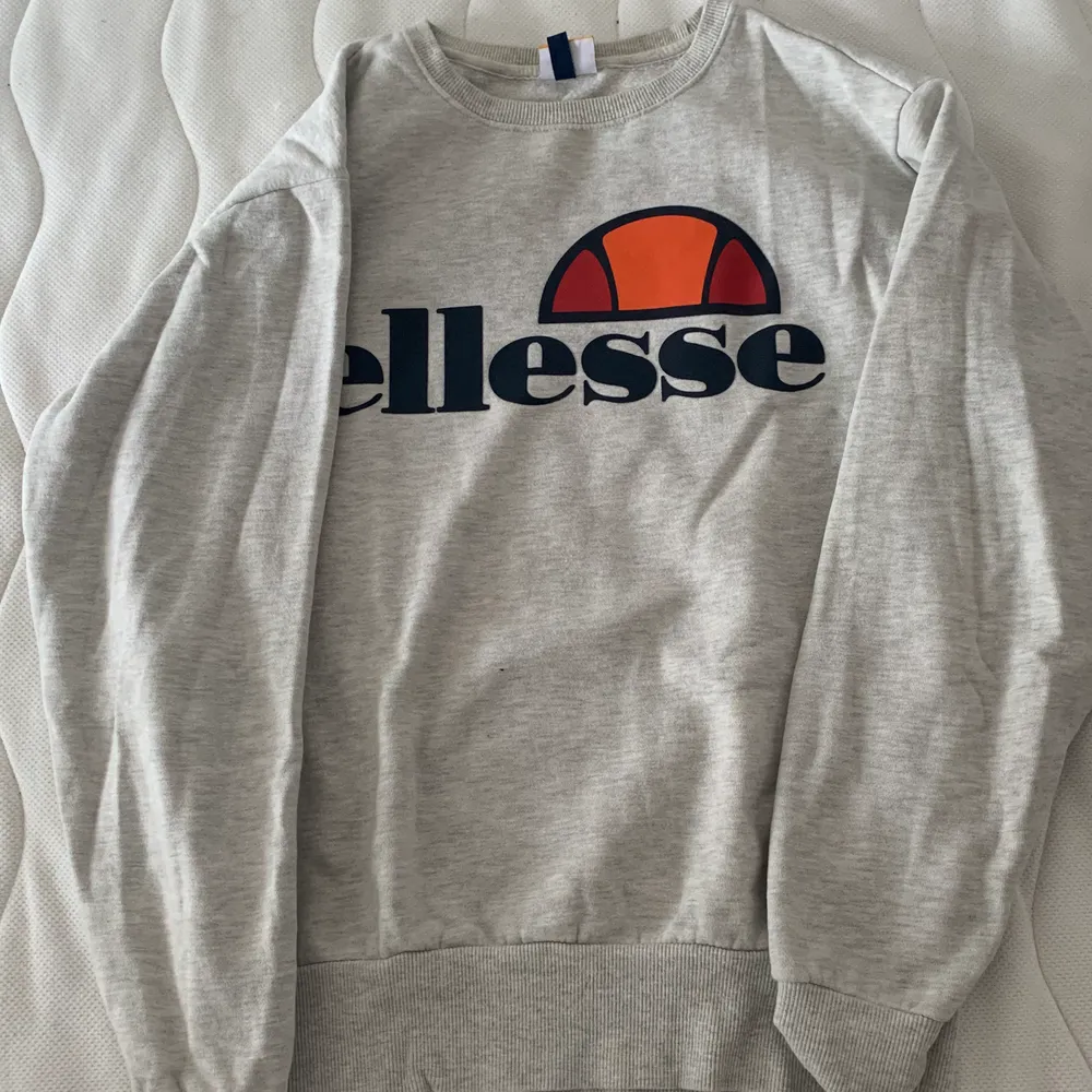 Ellesse sweatshirt i storlek S. Super skön tröja som passar till mycket! Ny pris 800kr säljer för 200kr. Tröjor & Koftor.