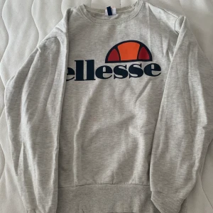 Ellesse sweatshirt  - Ellesse sweatshirt i storlek S. Super skön tröja som passar till mycket! Ny pris 800kr säljer för 200kr