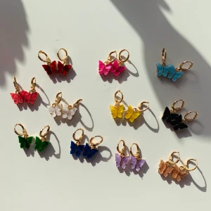 Fjärilsörhänge - Välde s finaste örhängen som jag samlat på ett tag. Köpta på neckontheline.com Finns i färgerna vinröd, rosa, ljusblå, korall, vit, gul, svart, skogsgrön, marinblå, lila och beige💕 60kr för ett par.