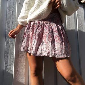 Supersöt mönstrad kjol med resår i midjan🌸🌼 storlek S! Har för mig att den är köpt i Spanien;))  hade vart supersnygg även i höst med ett par kängor och en hoodie🤩