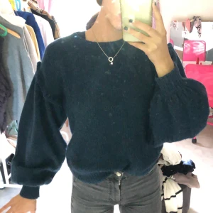 Stickad tröja från Vero Moda - En jättefin stickad tröja i storlek S, grönblå i färgen och sitter jättebra! Ej stickig. 
