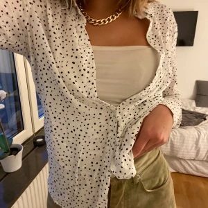 Svartprickig skjorta - Vit skjorta med svarta små prickar från Gina. Går att styla på flera olika sätt. Jätteskönt material som faller både fint och skönt. Använd max 3 gånger. Priset är exklusive frakt💕💕