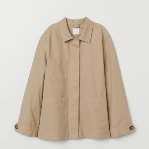 Tunn jacka - (Lånade bilder) Cool jacka från h&m. En beige jacka med coola knappar i fint skick. Nypris 400kr💗