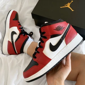 Air Jordan 1 Mid stl 38 - Säljer dessa super snygga jordans! Använt kanske 5-6 ggr (ser ut som nya) fullständiga namnet är (Air Jordan 1 Mid Chicago Black Toe) Buda i komentarerna! Bud:2300