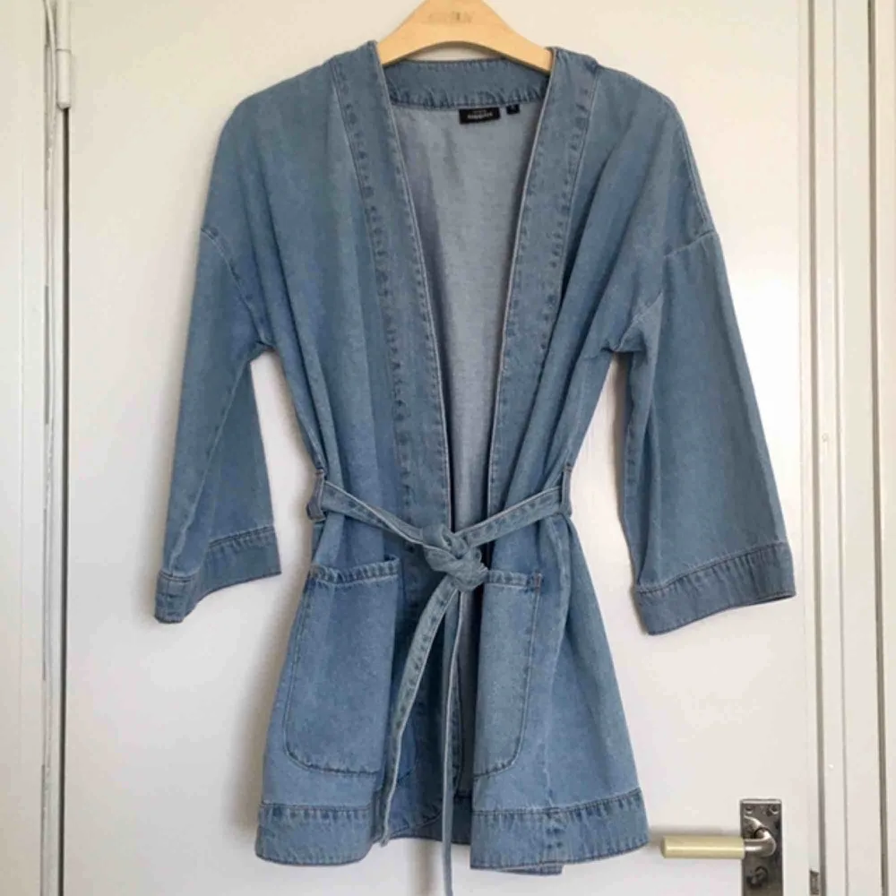 superfin jeansjacka i kimono-modell ✨💕   hämtas i stockholm eller skickas via post (då står köparen för frakten) 🌟🌱. Jackor.