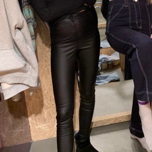 Skinnbyxor - Skinnbyxor i storlek xs. Kunden står för frakt men kan mötas upp i umeå 🦋🥰🌻 priset är 80kr