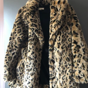 Pälsjacka  - Pälsjacka i leo. Storlek 36, knappt använd 