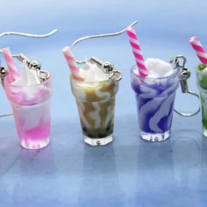 🍦🍧NYA PLOMBERADE EXKLUSIVA  VANILJ ÖRHÄNGEN🍧🍦  - *🍦🍧🍦🍧SÄLJES NYA & PLOMBERADE/ INGÅR ETT PAR   EXKLUSIVA DROPPÖRHÄNGEN,  MJÖLKGLASS. Material UTAV AKRYL Å Metall -hög kvalite . LEVERANS  MED EN GLITTRIG TYG ETUIET,SE ENLIGT BILDERNA. 🍦🍧🍦🥳BJUDER PÅ PORTOT/ 1-3 VARDAGARS LEVERANS örhängena ser goda ut får absolut ej ätas från 7>  