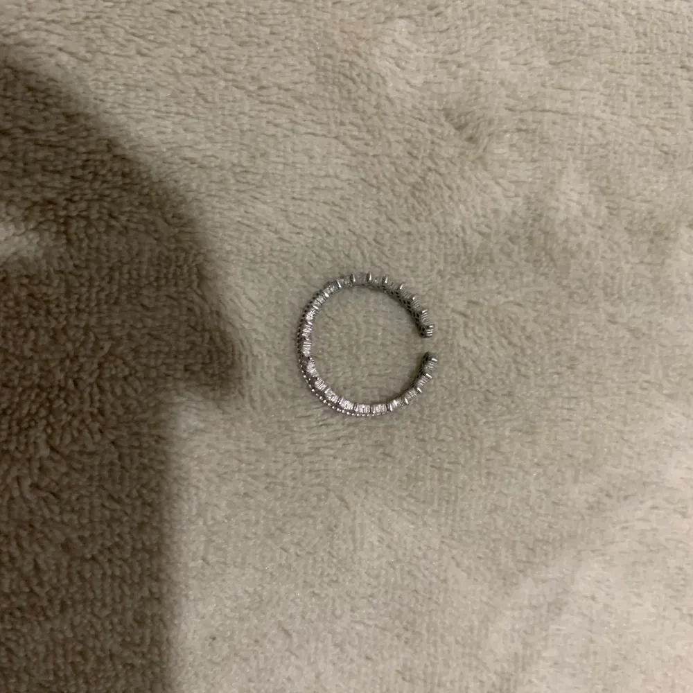Äkta silver 195 ring storlek 17 men kan förstora och minska storleken . Accessoarer.