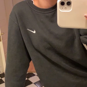 svart Nike tröja  - Det är lite ”skavt” vid nike märket men inget som syns på långt håll💛 Tror det är herrstorlek men sitter bra, lite oversized, på mig som brukar ha S. Högsta bud 350kr