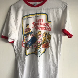 Tröja från Steven Rhodes - Cool tröja från Steven Rhodes. Texten säger ”let’s summon demons”. Köptes för ca två år sedan men endast använd kanske hälften av tiden. I gott skick och inga skador. Frakten är 44kr