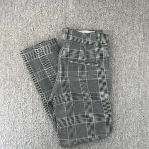 Kostymbyxor - Rutiga kostymbyxor från H&M, storlek 36. 50kr + frakt ✨