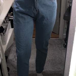 Superfina mom jeans. Toppenskick och bara använda ca 2 ggr💞 storlek: m, säljer för 100kr köparen står för frakten