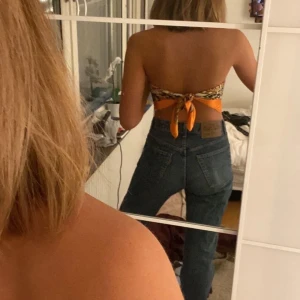 Satinsjal - Supertrendig och snygg sjal i satintyg. Har måtten ca 88cmx88cm. Jag är en s/m och är ganska platt och den kan vara stor på mig men jag skulle säga att den passar en xs-m. Går även att använda på tillexempel väskan eller i håret. Frakt tillkommer 💕