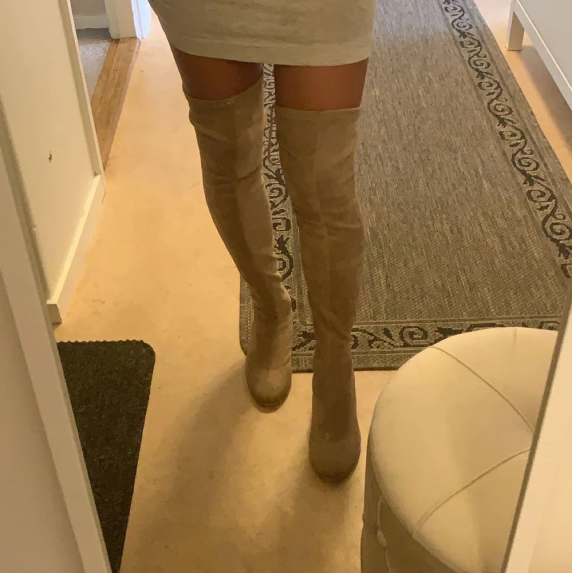 Beiga knähöga skor i storlek 37