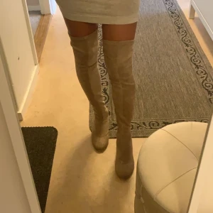 Beiga knähöga skor i storlek 37 - Jag säljer mina beiga knähöga skor då jag ej använder dom. De är endast använda ett fåtal gånger och är i nyskick. 