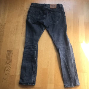 Levis byxor - En väldigt pösig modell som sitter väldigt bra, byxorna är i väldigt bra skick med en eftertraktad färg.