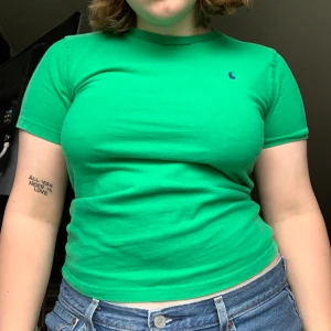 Ralph Lauren baby tee - Tröja från Ralph Lauren. Storlek M i children sizes, men passar bra som baby tee. Jag brukar ha S i tröjor och Såhär passar den mig. Frakt kostar 42kr