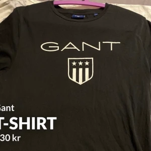 Gant  - Säljer denna fina tröjan från gant, köpte för ca 500kr säljer för 330kr bara!! Kommer i mycket bra skick 