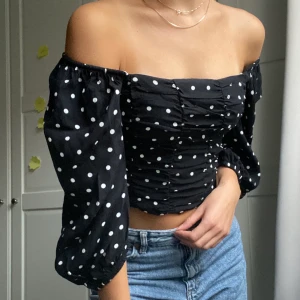 Prickig topp - En super fin prickig tröja från Zara, slutsåld. Används ett fåtal gånger, är alltså i bra skick och har en dragkedja på sidan. Man kan ha armarna of shoulder eller på för en annan look. Möts upp i Stockholm eller så står köparen för frakt. 💕