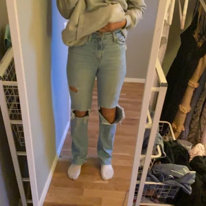 Ljusblå jeans från zara - Ett par av mina favoritbyxor som tyvär har blivit för små. De är i storlek 36 och de säljs för 400kr utan frakt