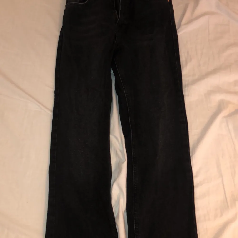 Nakd High waisted straight jeans, använd 3 gånger. Budgivning i kommentarerna. Frakt ingår!. Jeans & Byxor.
