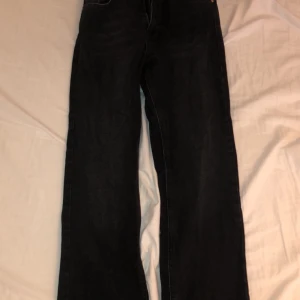 Nakd High waisted straight jeans  - Nakd High waisted straight jeans, använd 3 gånger. Budgivning i kommentarerna. Frakt ingår!