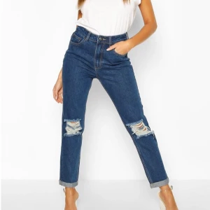 Håliga jeans - Säljer mina mörkblå jeans med hål i från bohoo! Helt nya och sitter jättefint! Säljer då jag redan hade ett par😊Skriv om ni undrar över något❤️ (finns en till annons om denna lite högre upp)